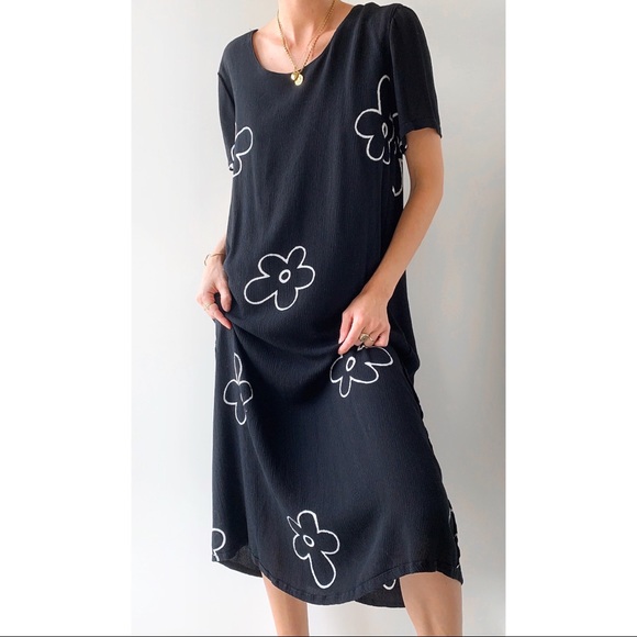Vintage Dresses & Skirts - Vintage 90s black daisy print crinkle relaxed fit short sleeve maxi midi dress